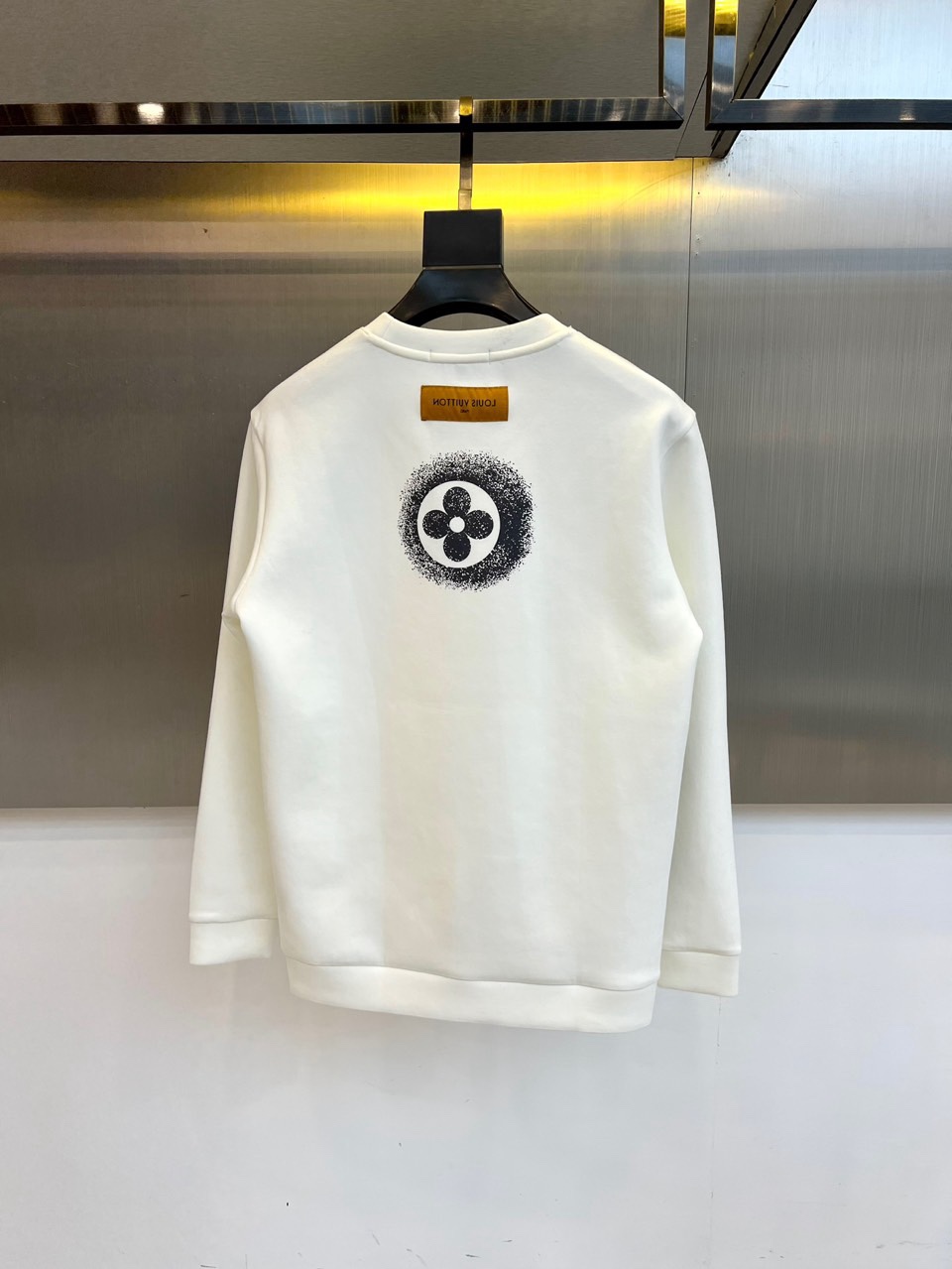 🌾1v威登、2025秋冬新品空气层卫衣以街头艺术笔触重释经典Monogram美学。这款卫衣采用宽松圆领剪