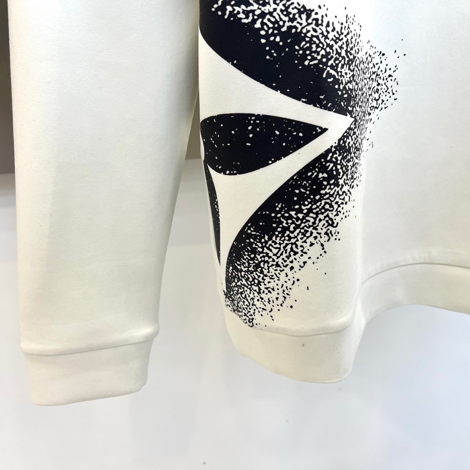 🌾1v威登、2025秋冬新品空气层卫衣以街头艺术笔触重释经典Monogram美学。这款卫衣采用宽松圆领剪