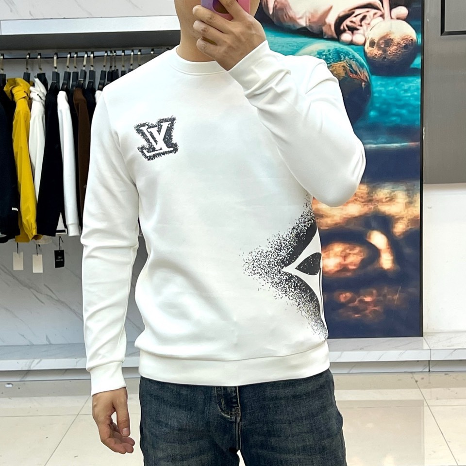 🌾1v威登、2025秋冬新品空气层卫衣以街头艺术笔触重释经典Monogram美学。这款卫衣采用宽松圆领剪