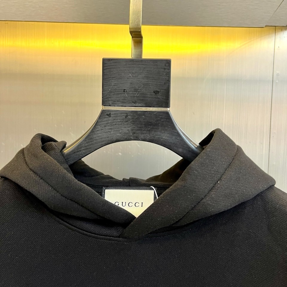 🌾2025秋冬，Gucci全新推出连帽卫衣。采用米白色调，以宽松简约的廓形呈现经典日常感。胸前饰有醒目的