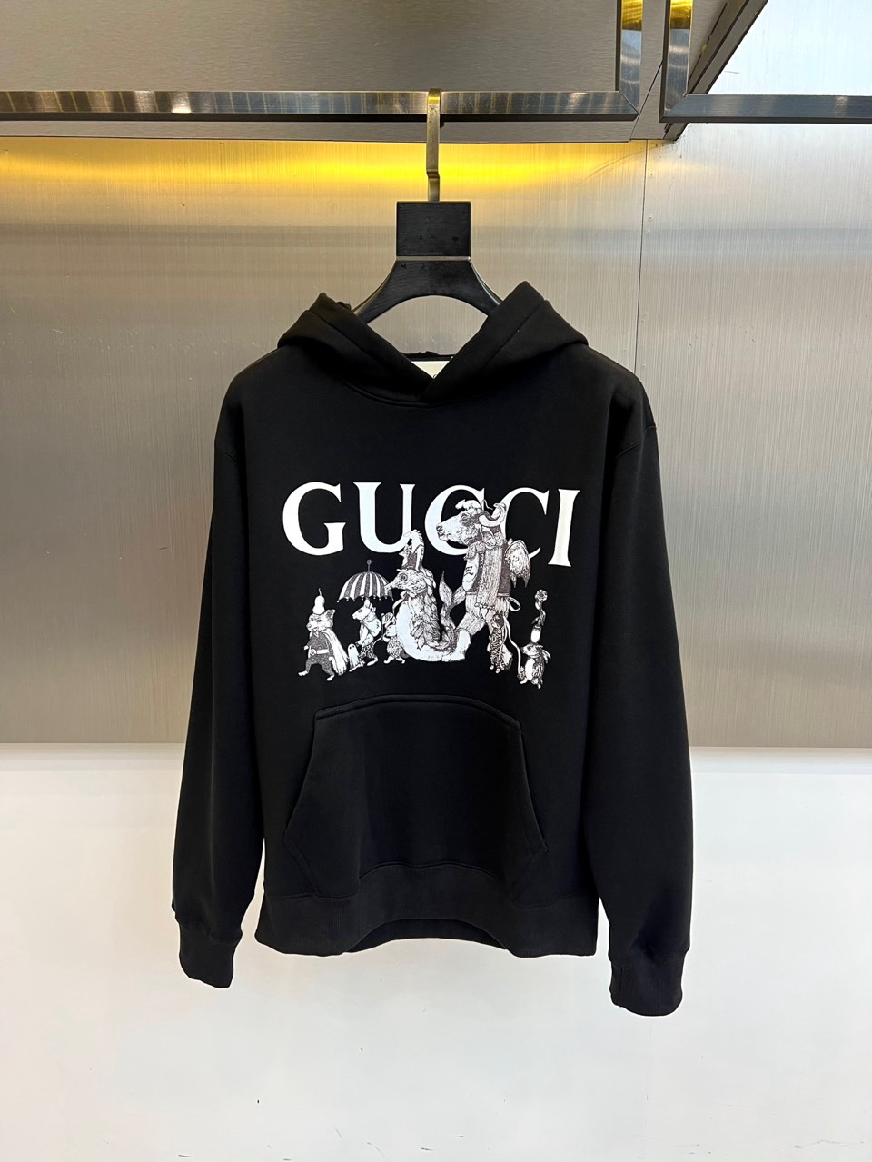 🌾2025秋冬，Gucci全新推出连帽卫衣。采用米白色调，以宽松简约的廓形呈现经典日常感。胸前饰有醒目的