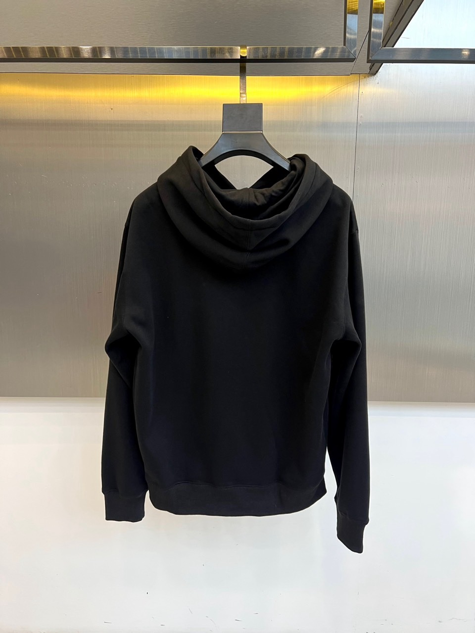 🌾2025秋冬，Gucci全新推出连帽卫衣。采用米白色调，以宽松简约的廓形呈现经典日常感。胸前饰有醒目的