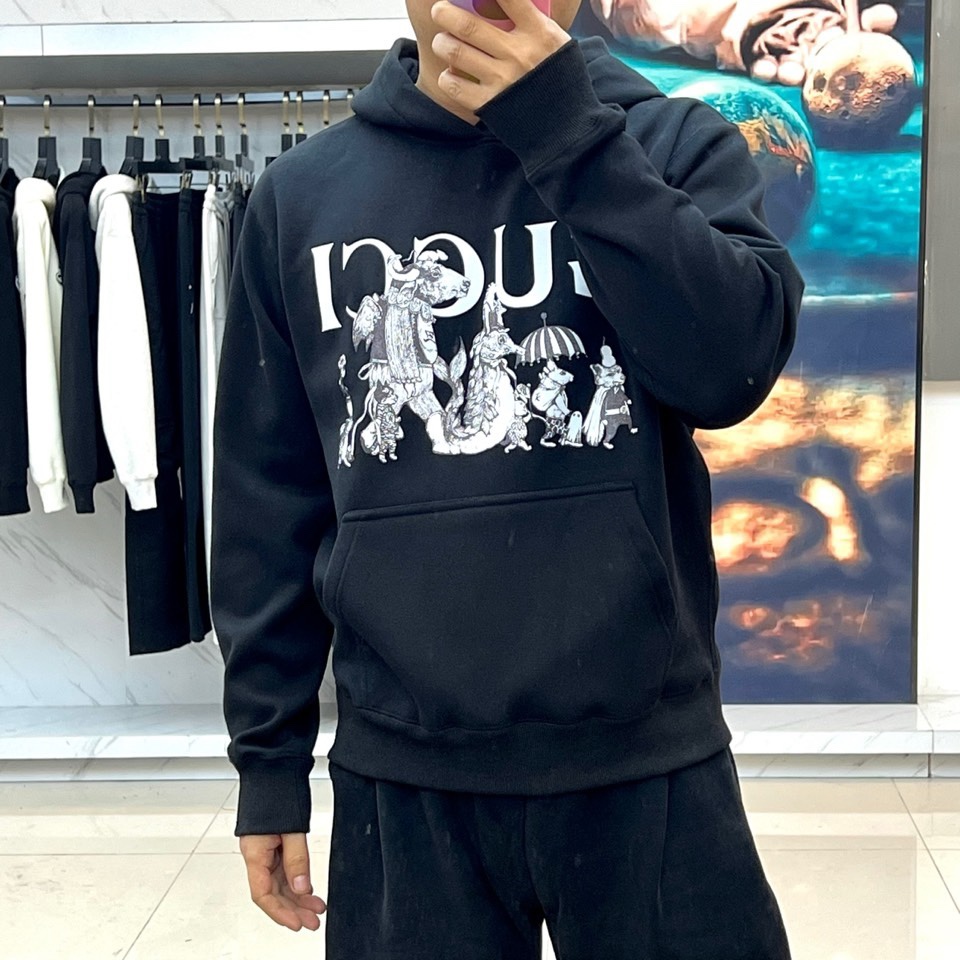 🌾2025秋冬，Gucci全新推出连帽卫衣。采用米白色调，以宽松简约的廓形呈现经典日常感。胸前饰有醒目的