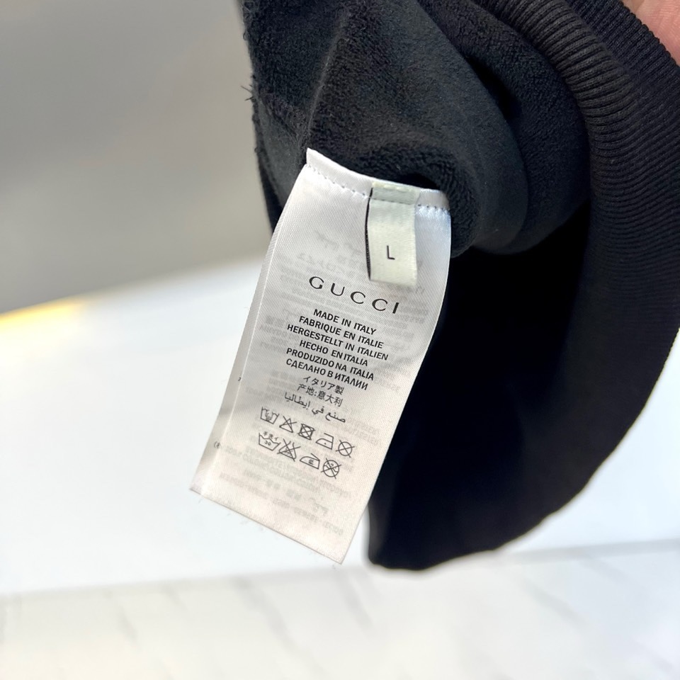 🌾2025秋冬，Gucci全新推出连帽卫衣。采用米白色调，以宽松简约的廓形呈现经典日常感。胸前饰有醒目的