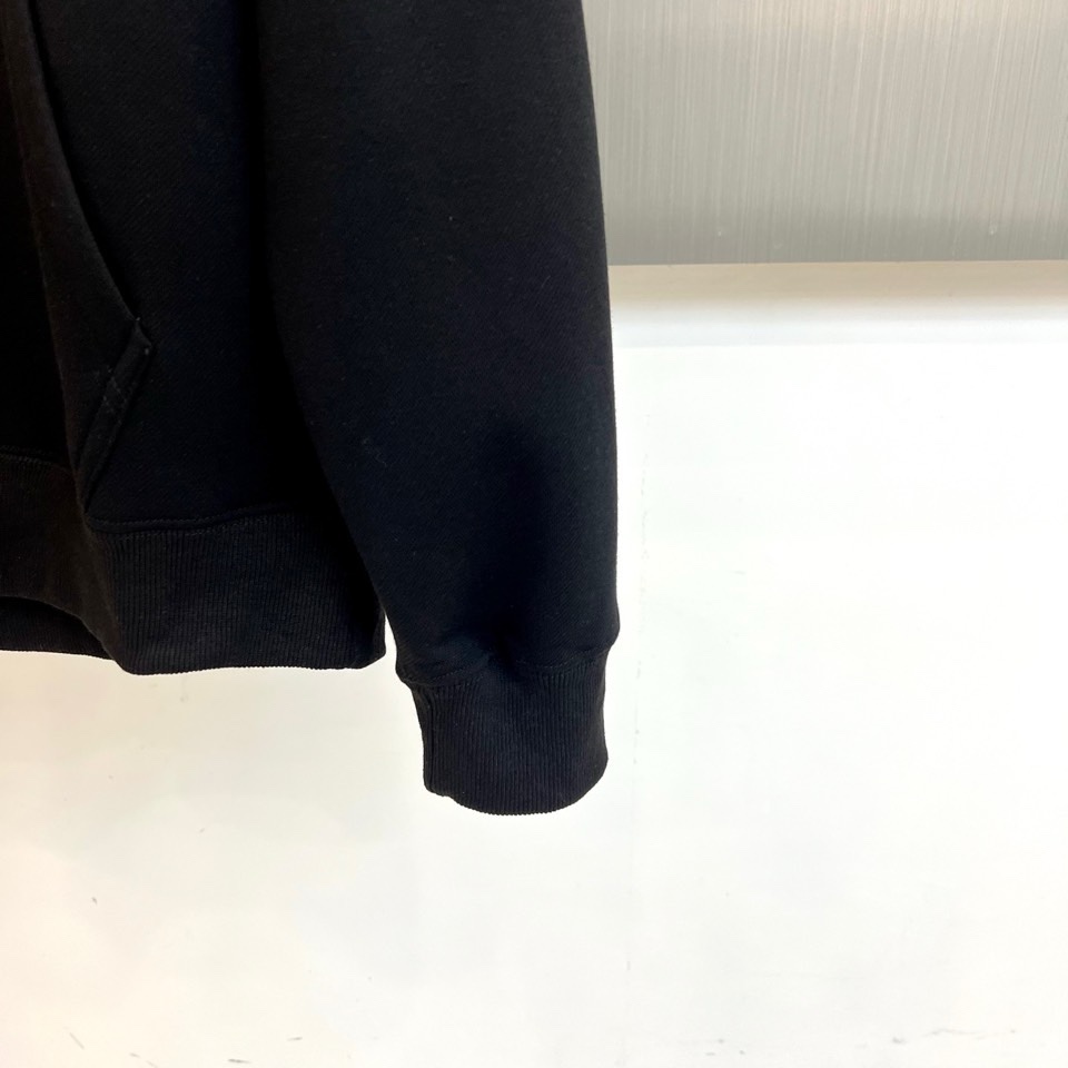 🌾2025秋冬，Gucci全新推出连帽卫衣。采用米白色调，以宽松简约的廓形呈现经典日常感。胸前饰有醒目的