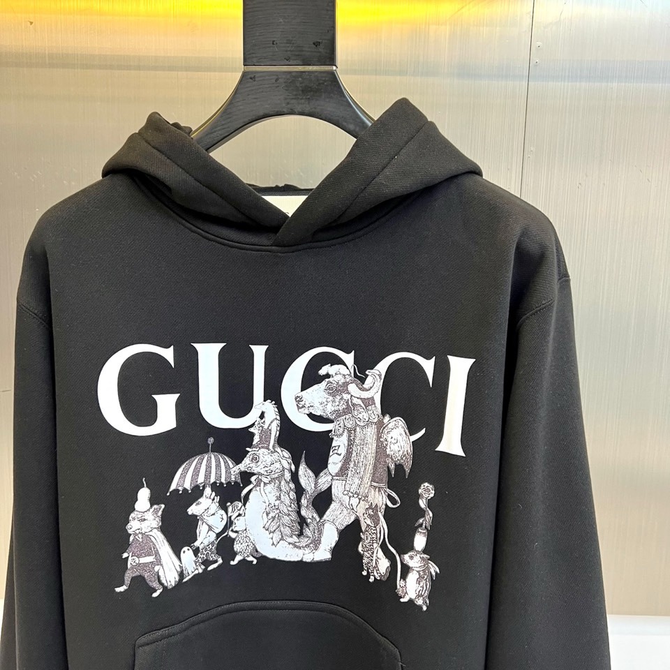 🌾2025秋冬，Gucci全新推出连帽卫衣。采用米白色调，以宽松简约的廓形呈现经典日常感。胸前饰有醒目的