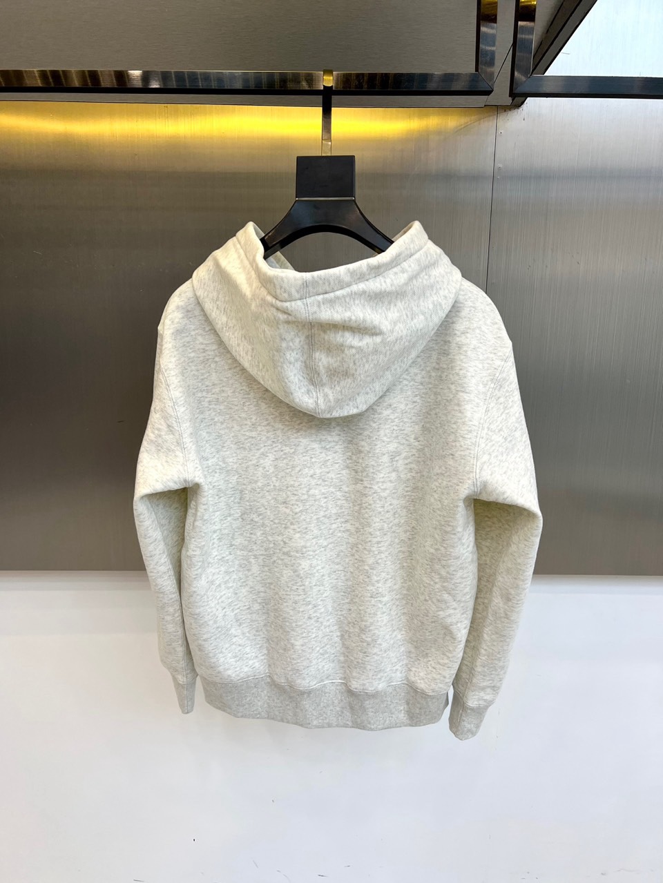 🌾2025秋冬，Gucci全新推出连帽卫衣。采用米白色调，以宽松简约的廓形呈现经典日常感。胸前饰有醒目的