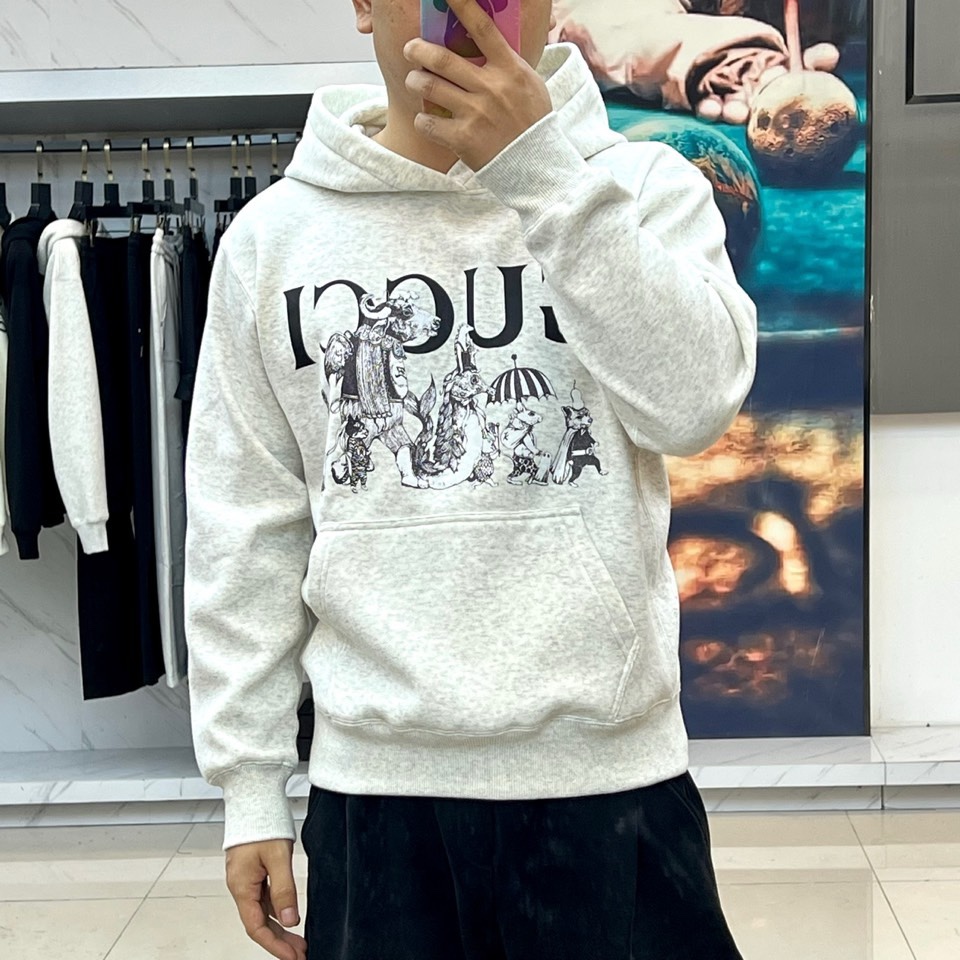 🌾2025秋冬，Gucci全新推出连帽卫衣。采用米白色调，以宽松简约的廓形呈现经典日常感。胸前饰有醒目的