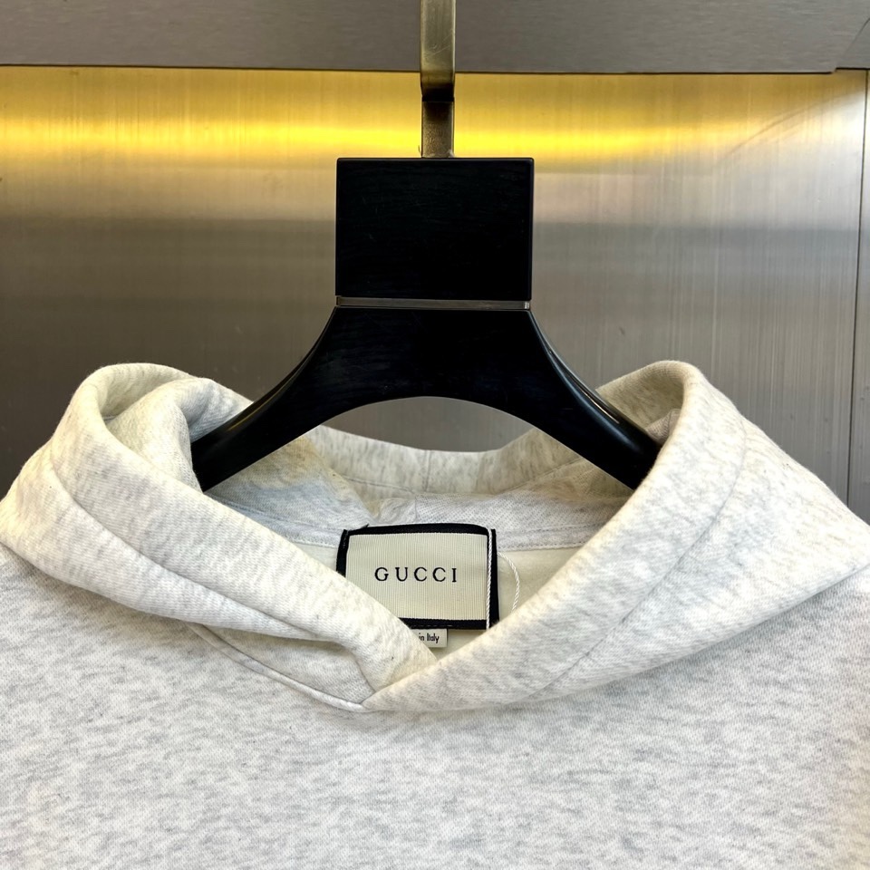 🌾2025秋冬，Gucci全新推出连帽卫衣。采用米白色调，以宽松简约的廓形呈现经典日常感。胸前饰有醒目的