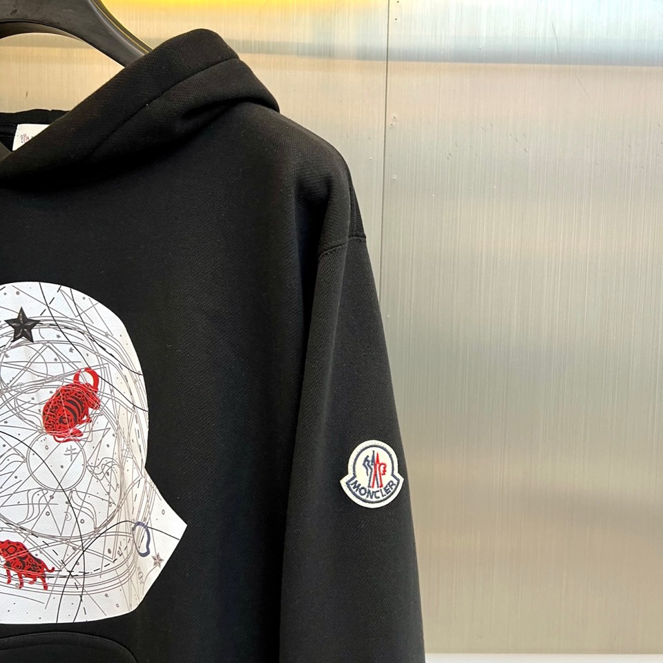 🌾蒙口、2025秋冬，推出全新连帽卫衣，以纯白为基调，简约廓形中注入街头艺术感。胸前设计醒目的黑色圆形图