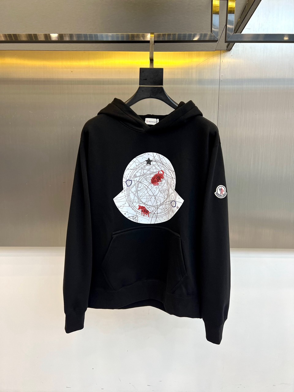 🌾蒙口、2025秋冬，推出全新连帽卫衣，以纯白为基调，简约廓形中注入街头艺术感。胸前设计醒目的黑色圆形图