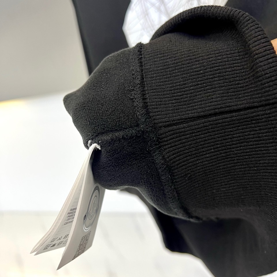 🌾蒙口、2025秋冬，推出全新连帽卫衣，以纯白为基调，简约廓形中注入街头艺术感。胸前设计醒目的黑色圆形图