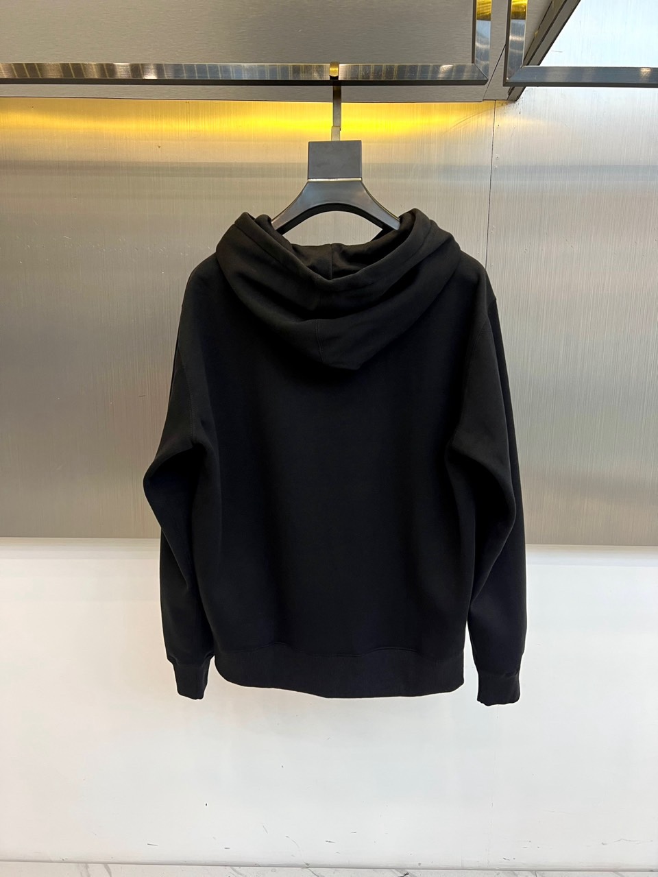 🌾蒙口、2025秋冬，推出全新连帽卫衣，以纯白为基调，简约廓形中注入街头艺术感。胸前设计醒目的黑色圆形图