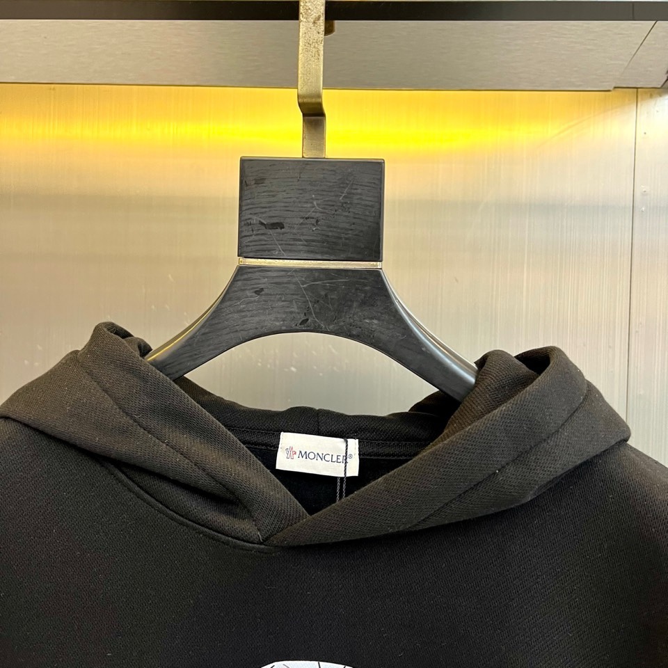 🌾蒙口、2025秋冬，推出全新连帽卫衣，以纯白为基调，简约廓形中注入街头艺术感。胸前设计醒目的黑色圆形图