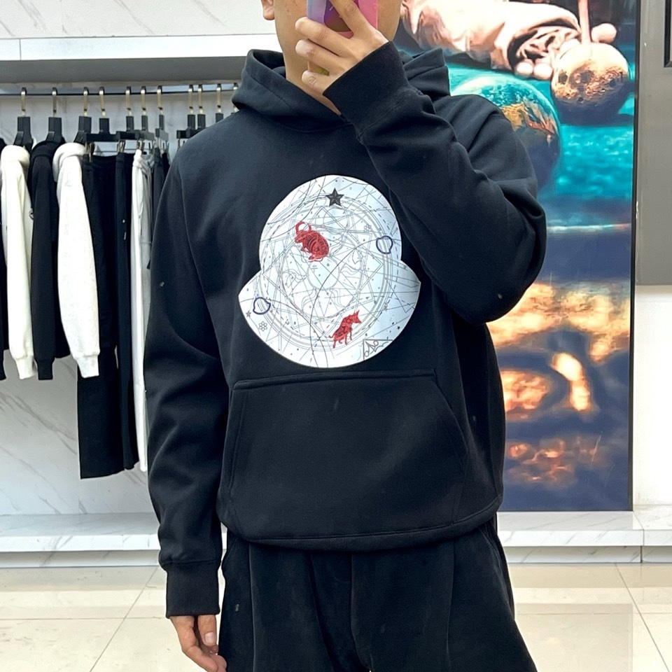 🌾蒙口、2025秋冬，推出全新连帽卫衣，以纯白为基调，简约廓形中注入街头艺术感。胸前设计醒目的黑色圆形图