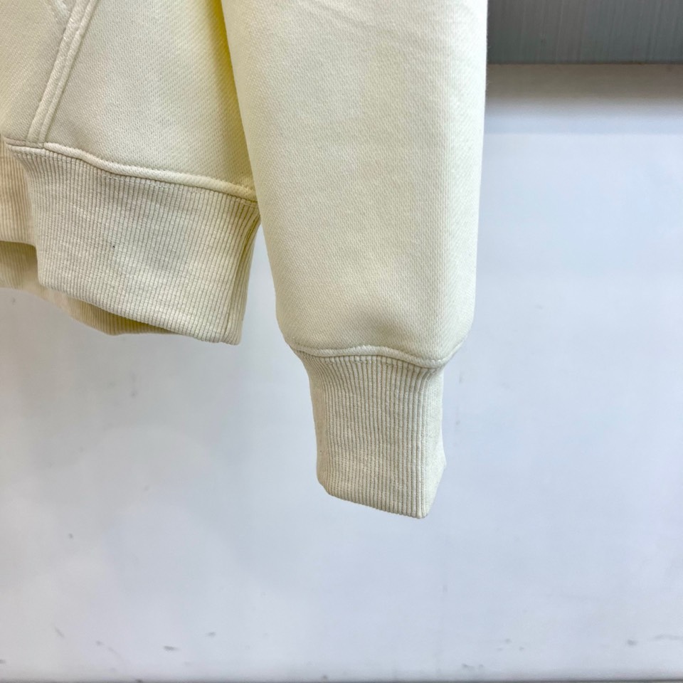 🌾蒙口、2025秋冬，推出全新连帽卫衣，以纯白为基调，简约廓形中注入街头艺术感。胸前设计醒目的黑色圆形图