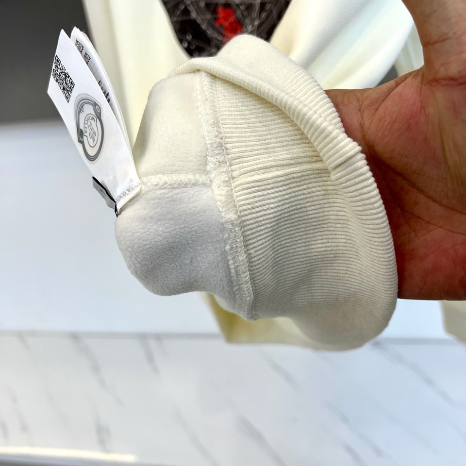 🌾蒙口、2025秋冬，推出全新连帽卫衣，以纯白为基调，简约廓形中注入街头艺术感。胸前设计醒目的黑色圆形图