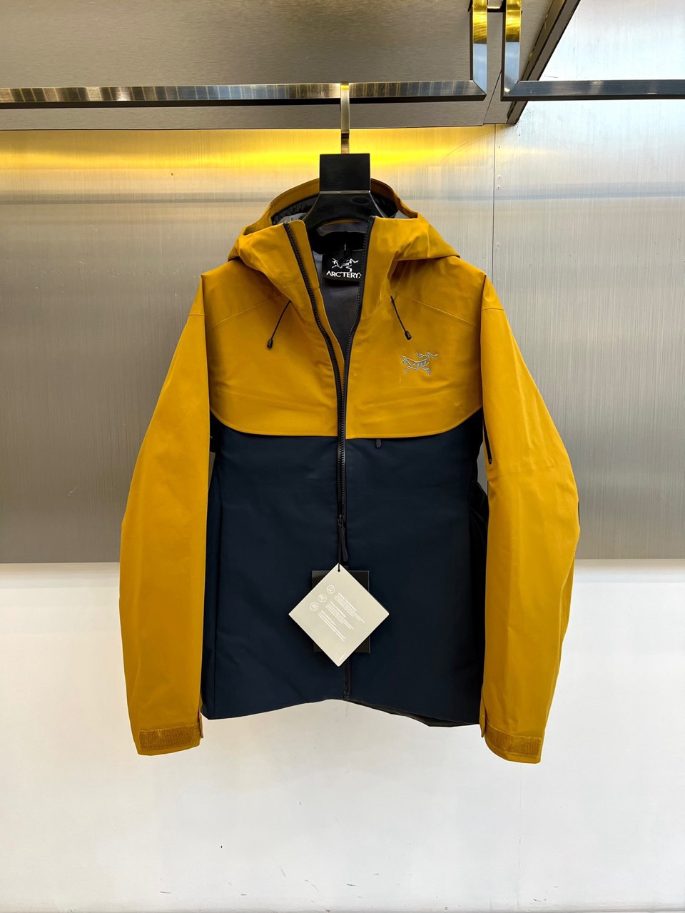 🌾ARCTERYX 始祖鸟、2025秋冬新品冲锋衣，以浅灰色演绎专业户外美学。这款冲锋衣采用高性能防风防