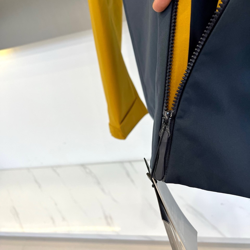 🌾ARCTERYX 始祖鸟、2025秋冬新品冲锋衣，以浅灰色演绎专业户外美学。这款冲锋衣采用高性能防风防