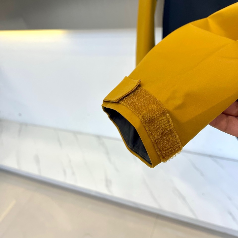 🌾ARCTERYX 始祖鸟、2025秋冬新品冲锋衣，以浅灰色演绎专业户外美学。这款冲锋衣采用高性能防风防