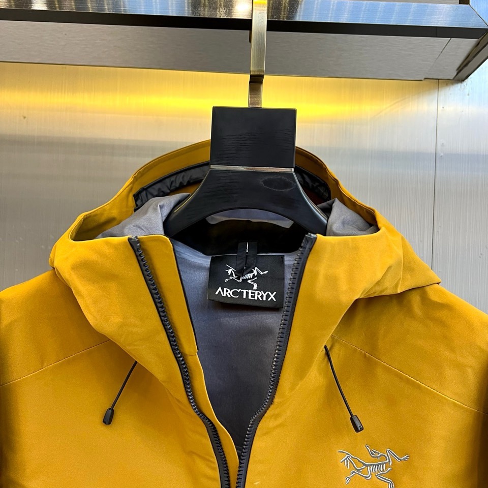 🌾ARCTERYX 始祖鸟、2025秋冬新品冲锋衣，以浅灰色演绎专业户外美学。这款冲锋衣采用高性能防风防
