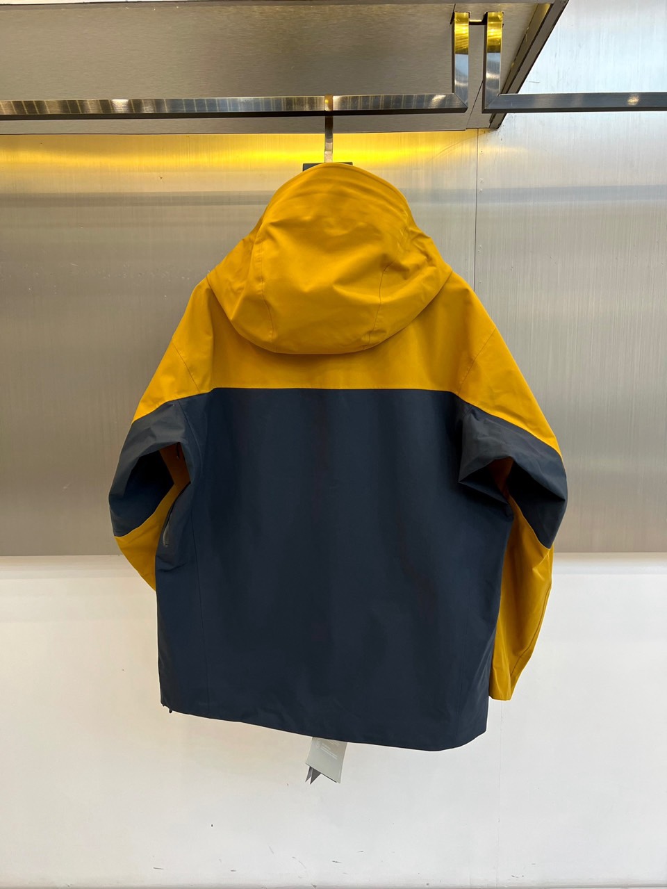 🌾ARCTERYX 始祖鸟、2025秋冬新品冲锋衣，以浅灰色演绎专业户外美学。这款冲锋衣采用高性能防风防