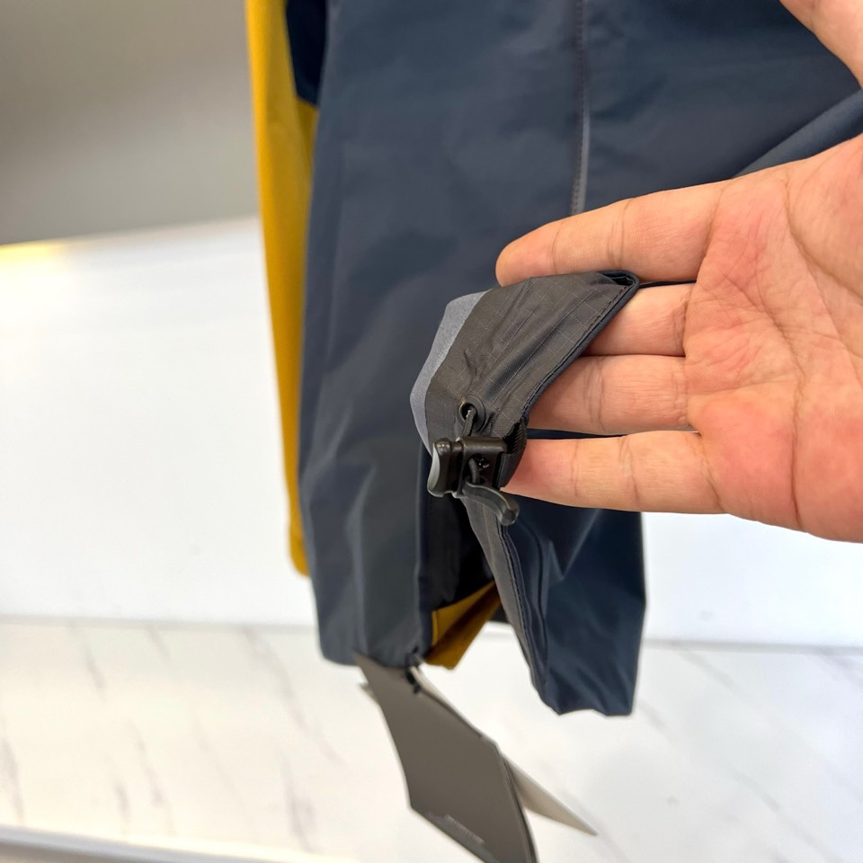 🌾ARCTERYX 始祖鸟、2025秋冬新品冲锋衣，以浅灰色演绎专业户外美学。这款冲锋衣采用高性能防风防