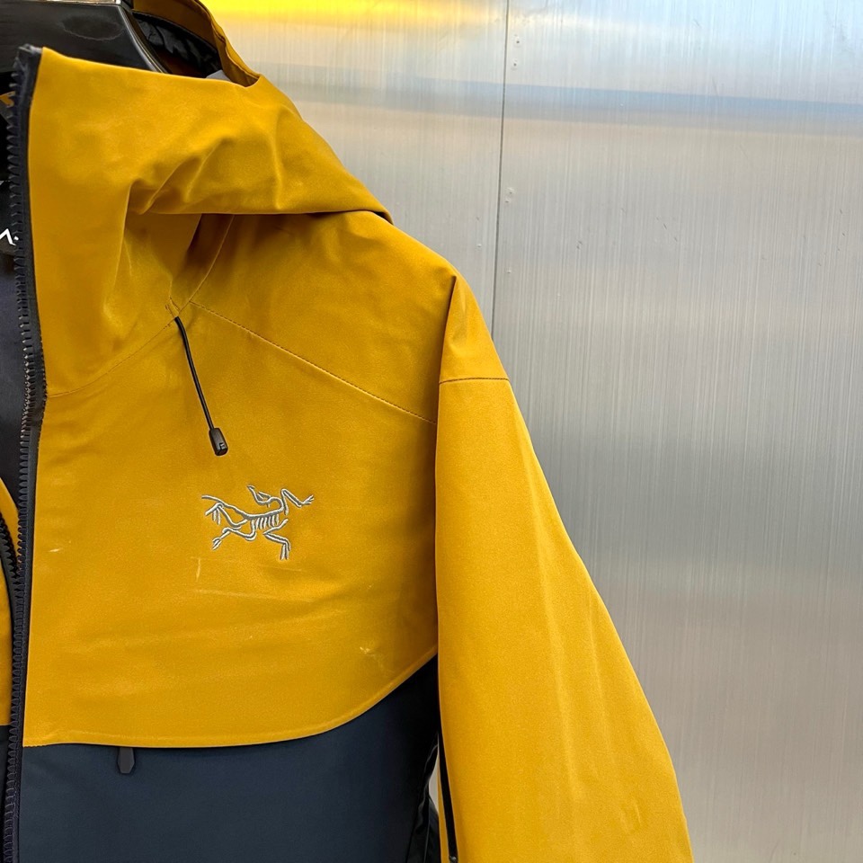 🌾ARCTERYX 始祖鸟、2025秋冬新品冲锋衣，以浅灰色演绎专业户外美学。这款冲锋衣采用高性能防风防