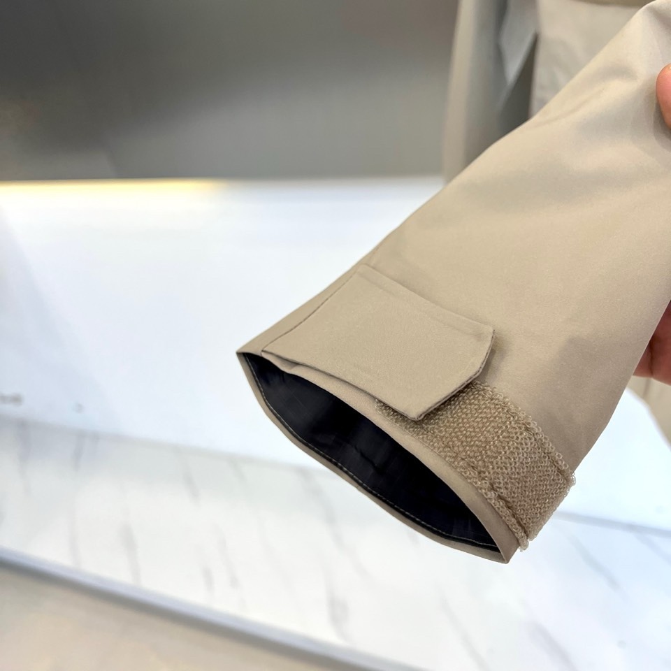 🌾ARCTERYX 始祖鸟、2025秋冬新品冲锋衣，以浅灰色演绎专业户外美学。这款冲锋衣采用高性能防风防