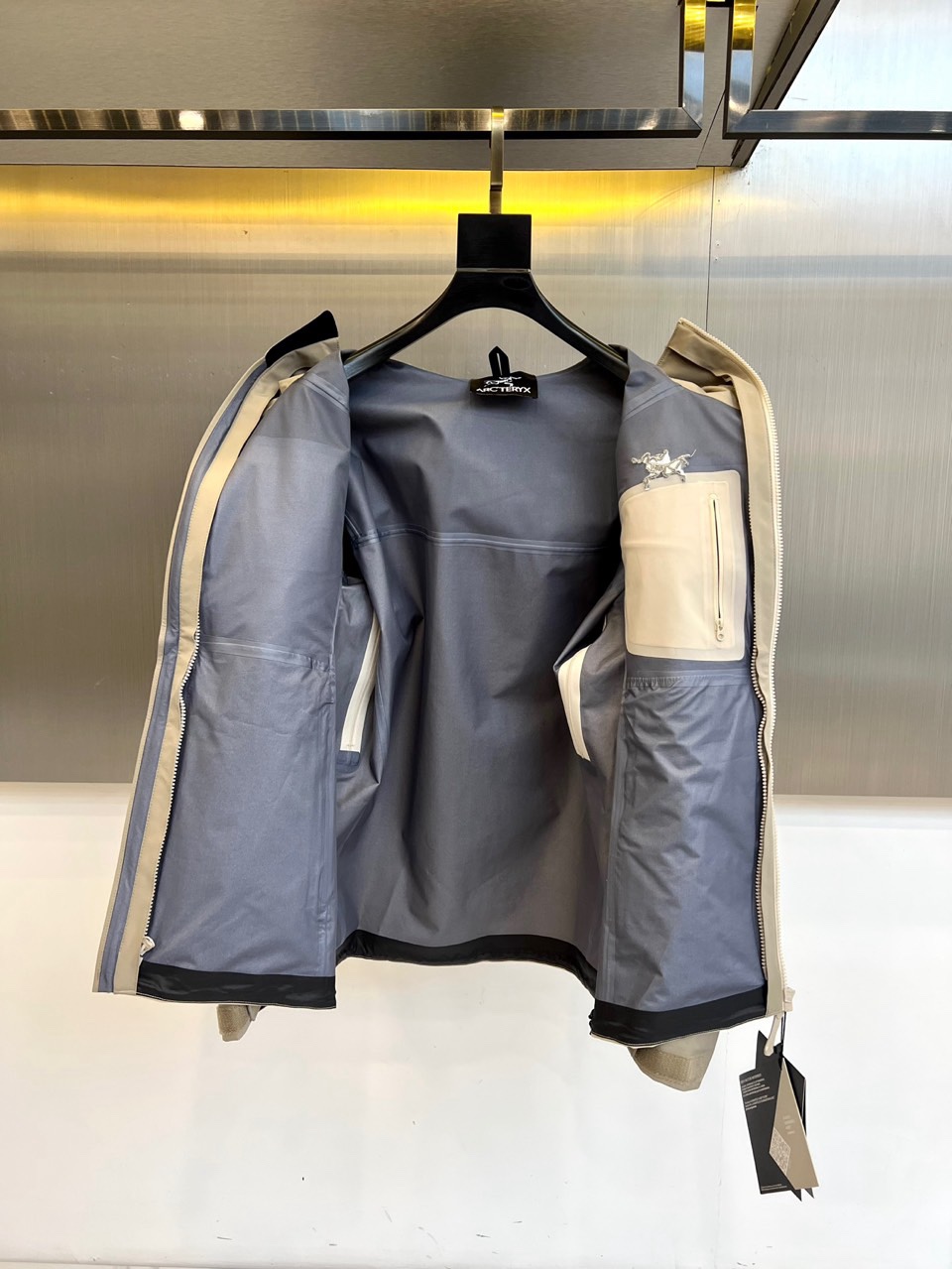 🌾ARCTERYX 始祖鸟、2025秋冬新品冲锋衣，以浅灰色演绎专业户外美学。这款冲锋衣采用高性能防风防