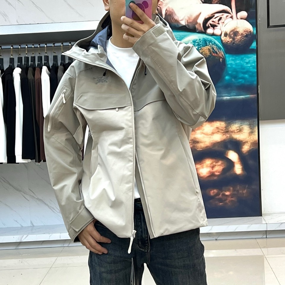 🌾ARCTERYX 始祖鸟、2025秋冬新品冲锋衣，以浅灰色演绎专业户外美学。这款冲锋衣采用高性能防风防