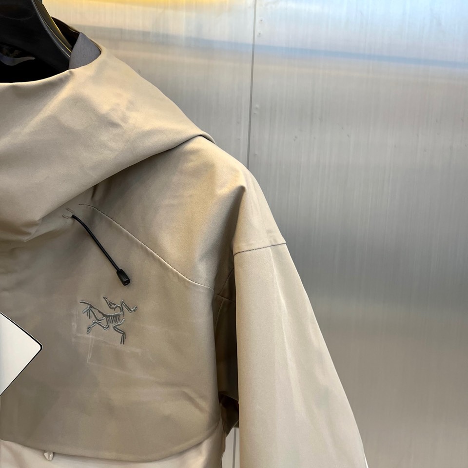 🌾ARCTERYX 始祖鸟、2025秋冬新品冲锋衣，以浅灰色演绎专业户外美学。这款冲锋衣采用高性能防风防