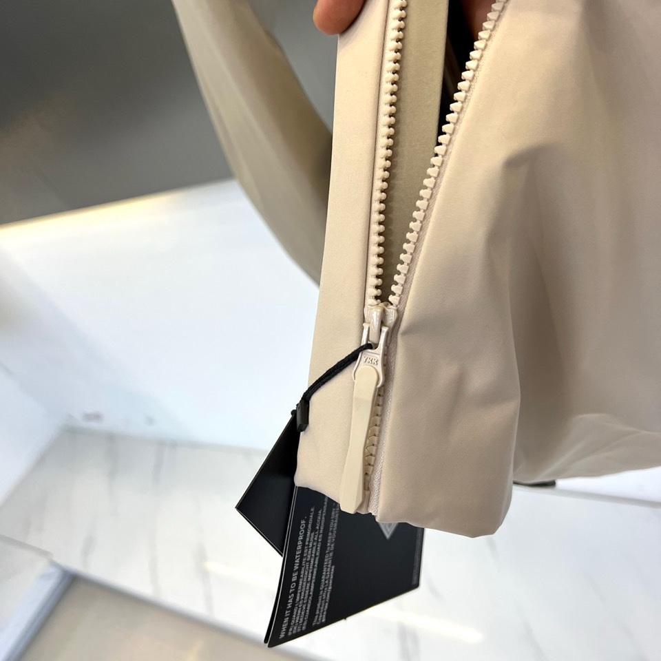 🌾ARCTERYX 始祖鸟、2025秋冬新品冲锋衣，以浅灰色演绎专业户外美学。这款冲锋衣采用高性能防风防