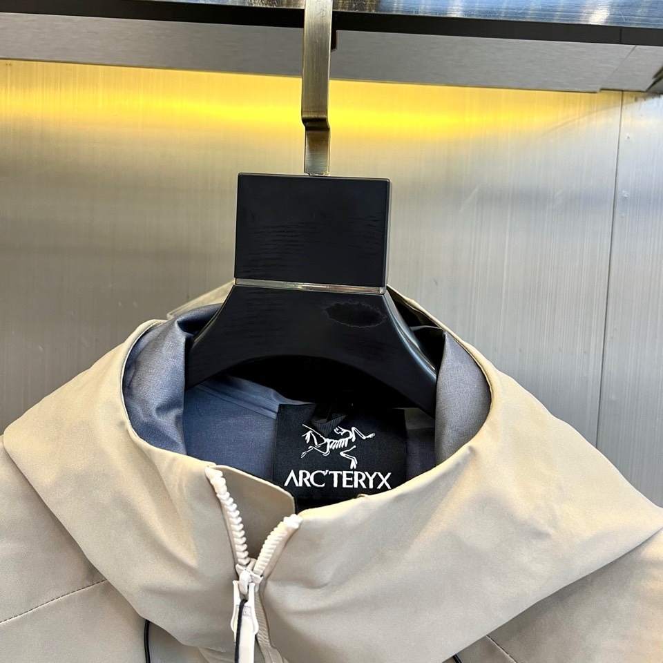 🌾ARCTERYX 始祖鸟、2025秋冬新品冲锋衣，以浅灰色演绎专业户外美学。这款冲锋衣采用高性能防风防