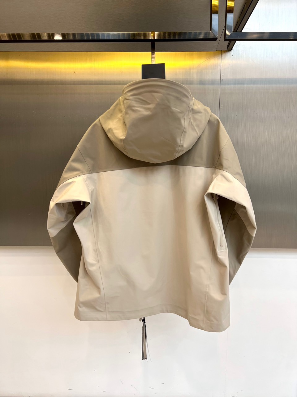 🌾ARCTERYX 始祖鸟、2025秋冬新品冲锋衣，以浅灰色演绎专业户外美学。这款冲锋衣采用高性能防风防