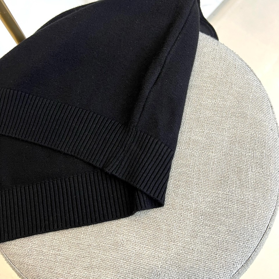 🌾1v威登、2025秋冬新季毛衣，圆领设计采用立体剪裁工艺，领口弧度精准贴合颈部线条。衣身采用100%初