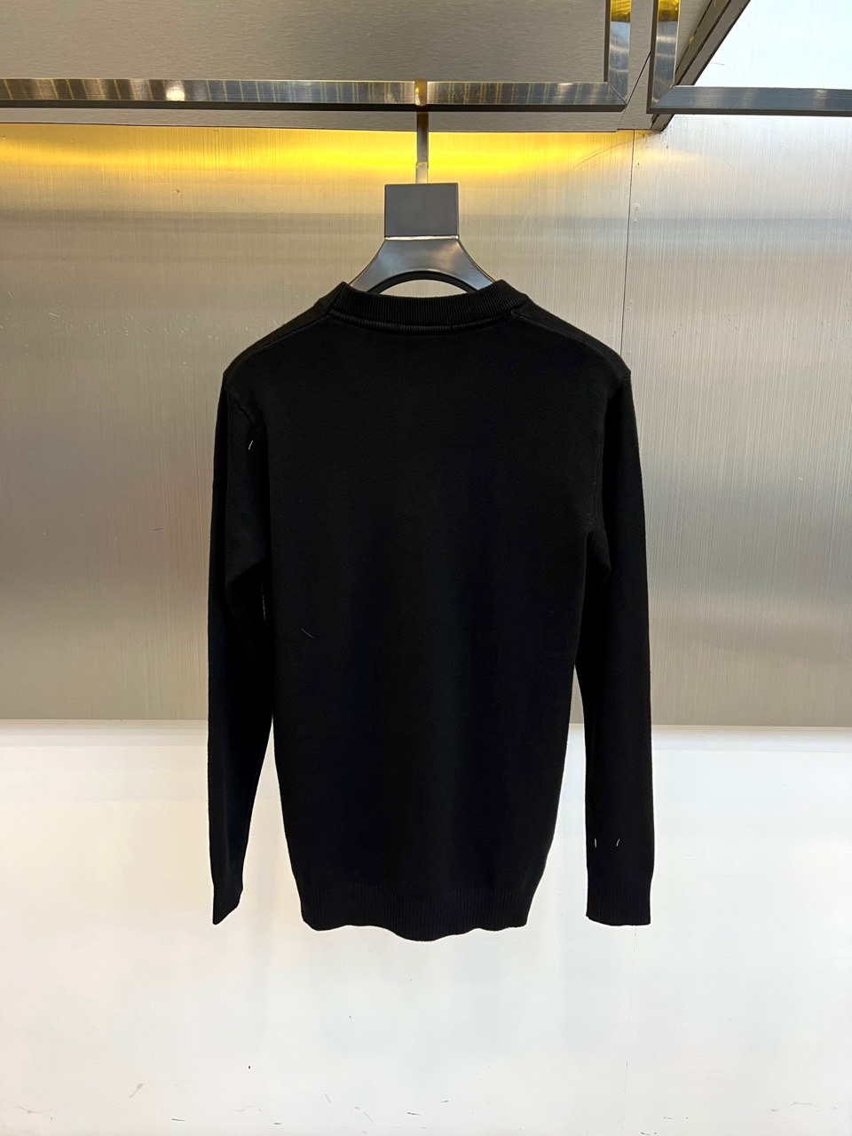 🌾1v威登、2025秋冬新季毛衣，圆领设计采用立体剪裁工艺，领口弧度精准贴合颈部线条。衣身采用100%初