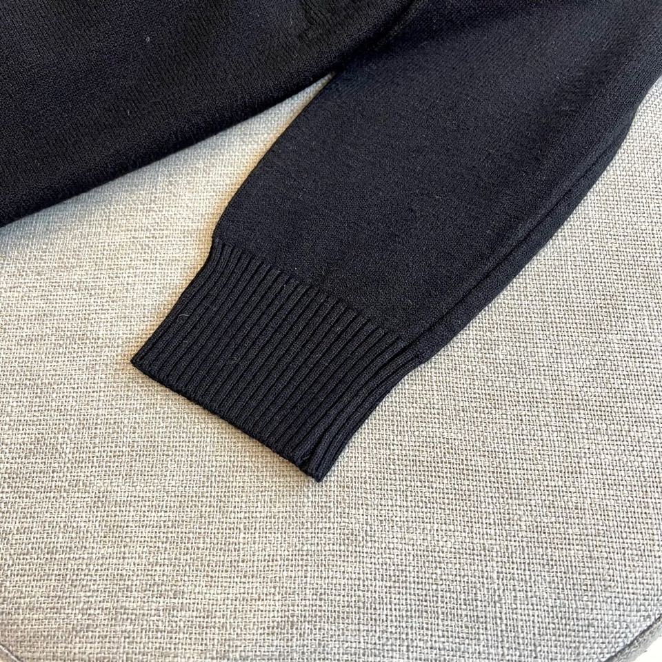 🌾1v威登、2025秋冬新季毛衣，圆领设计采用立体剪裁工艺，领口弧度精准贴合颈部线条。衣身采用100%初