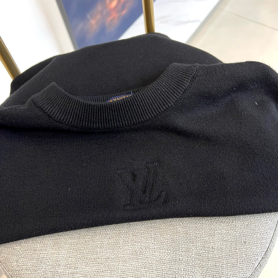 🌾1v威登、2025秋冬新季毛衣，圆领设计采用立体剪裁工艺，领口弧度精准贴合颈部线条。衣身采用100%初