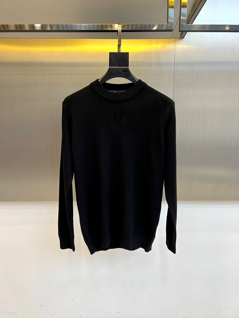 🌾1v威登、2025秋冬新季毛衣，圆领设计采用立体剪裁工艺，领口弧度精准贴合颈部线条。衣身采用100%初