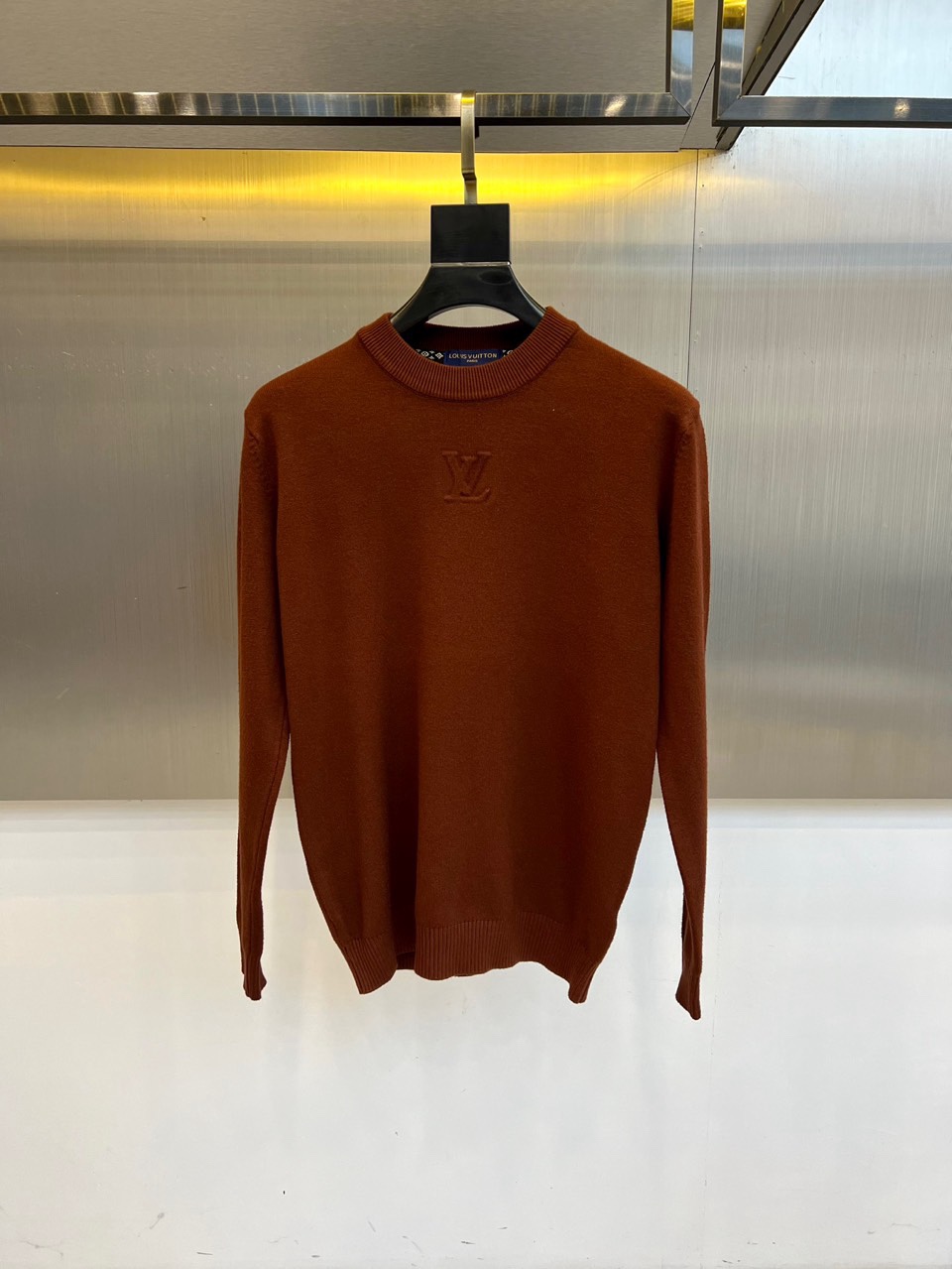 🌾1v威登、2025秋冬新季毛衣，圆领设计采用立体剪裁工艺，领口弧度精准贴合颈部线条。衣身采用100%初