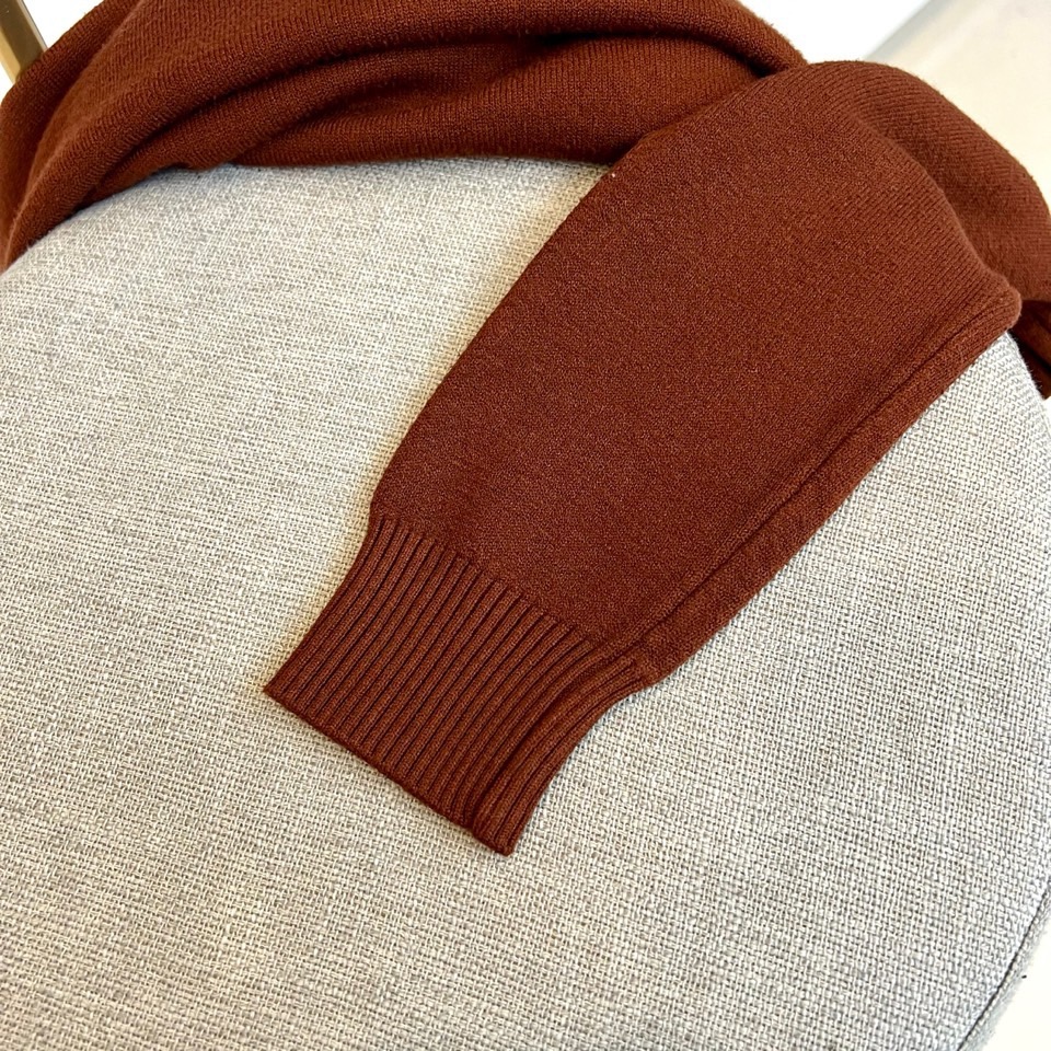 🌾1v威登、2025秋冬新季毛衣，圆领设计采用立体剪裁工艺，领口弧度精准贴合颈部线条。衣身采用100%初