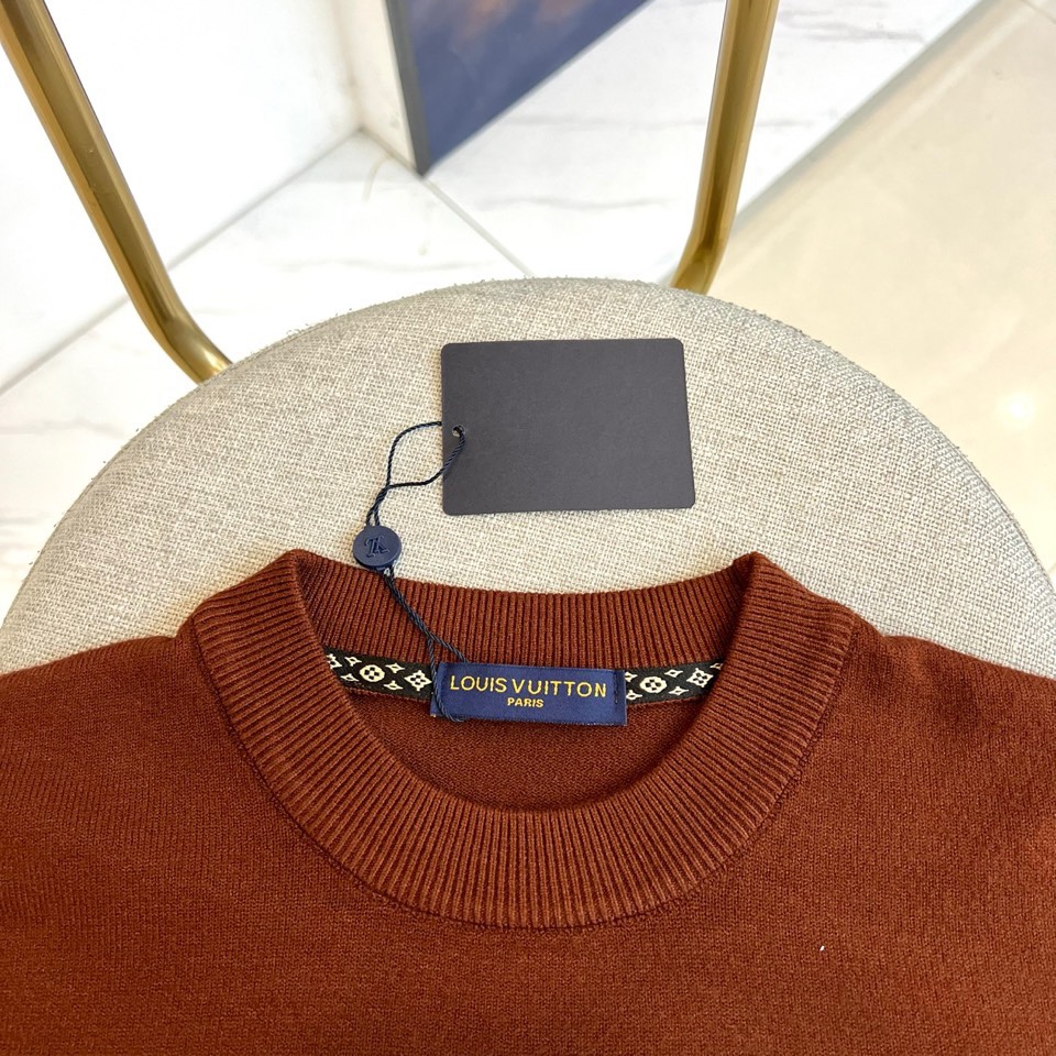 🌾1v威登、2025秋冬新季毛衣，圆领设计采用立体剪裁工艺，领口弧度精准贴合颈部线条。衣身采用100%初