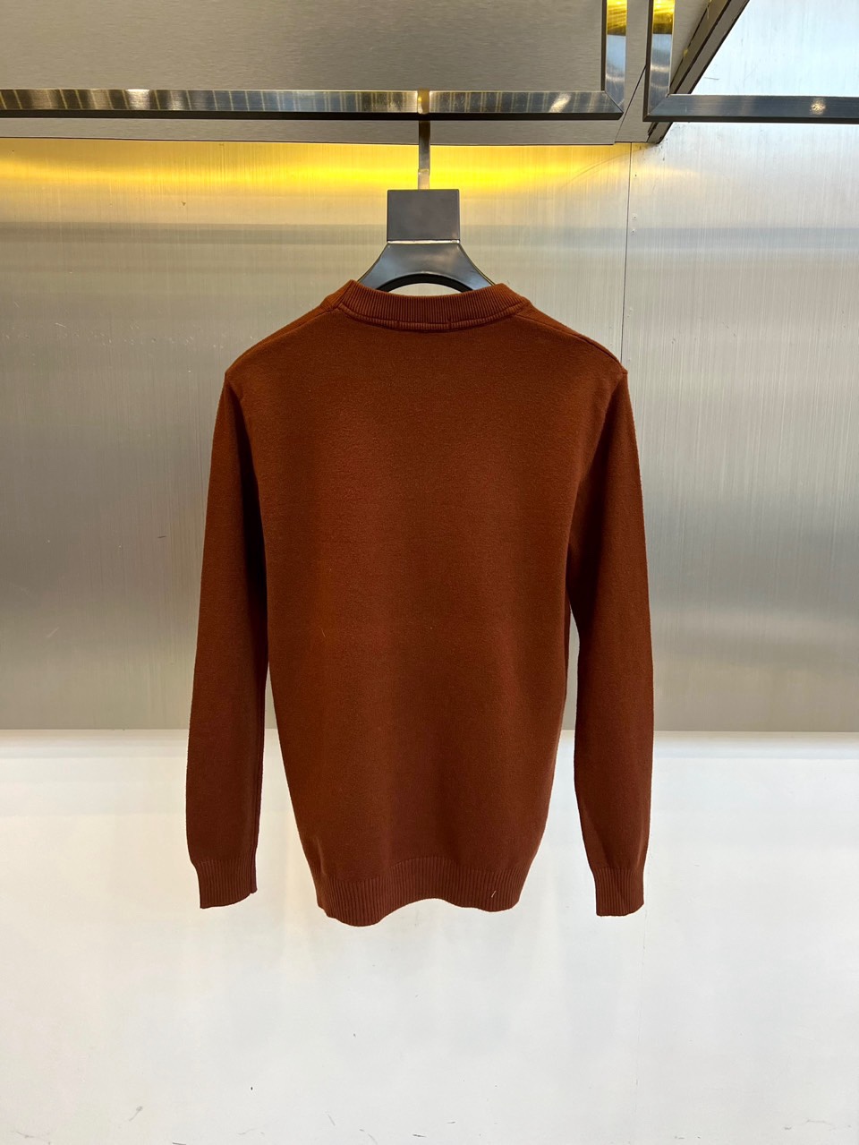 🌾1v威登、2025秋冬新季毛衣，圆领设计采用立体剪裁工艺，领口弧度精准贴合颈部线条。衣身采用100%初