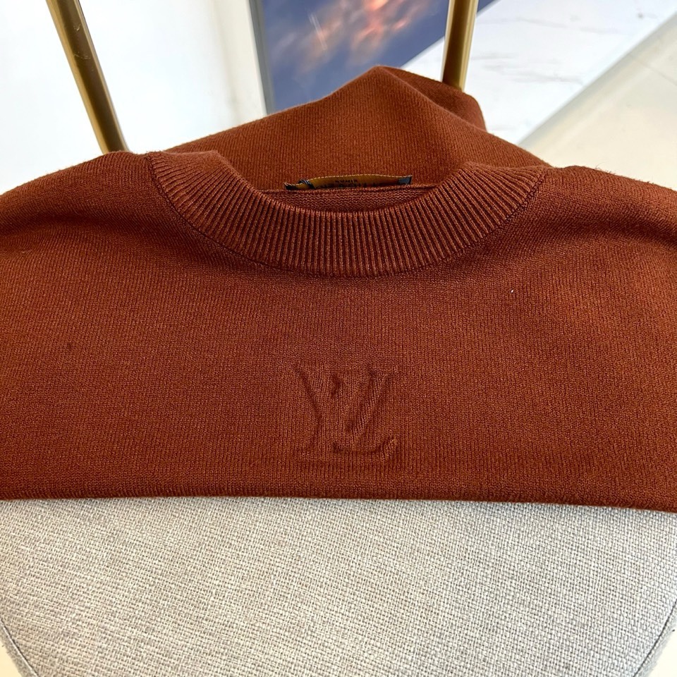 🌾1v威登、2025秋冬新季毛衣，圆领设计采用立体剪裁工艺，领口弧度精准贴合颈部线条。衣身采用100%初