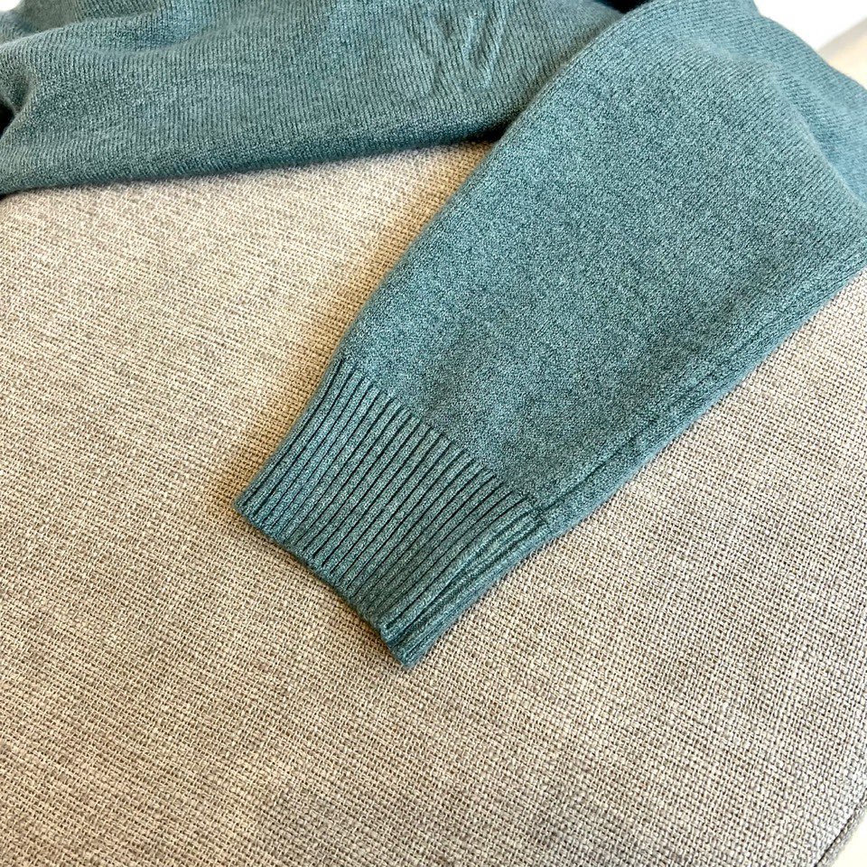 🌾1v威登、2025秋冬新季毛衣，圆领设计采用立体剪裁工艺，领口弧度精准贴合颈部线条。衣身采用100%初