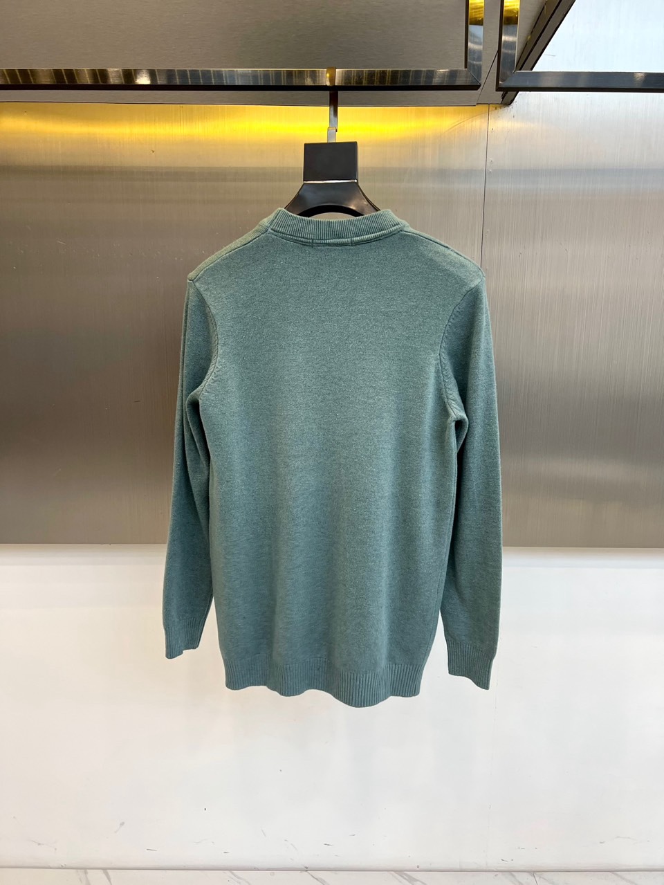 🌾1v威登、2025秋冬新季毛衣，圆领设计采用立体剪裁工艺，领口弧度精准贴合颈部线条。衣身采用100%初