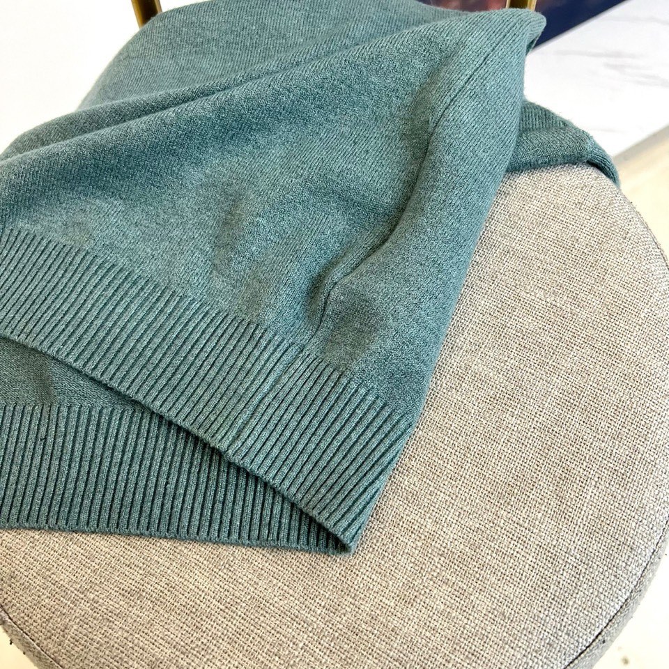 🌾1v威登、2025秋冬新季毛衣，圆领设计采用立体剪裁工艺，领口弧度精准贴合颈部线条。衣身采用100%初