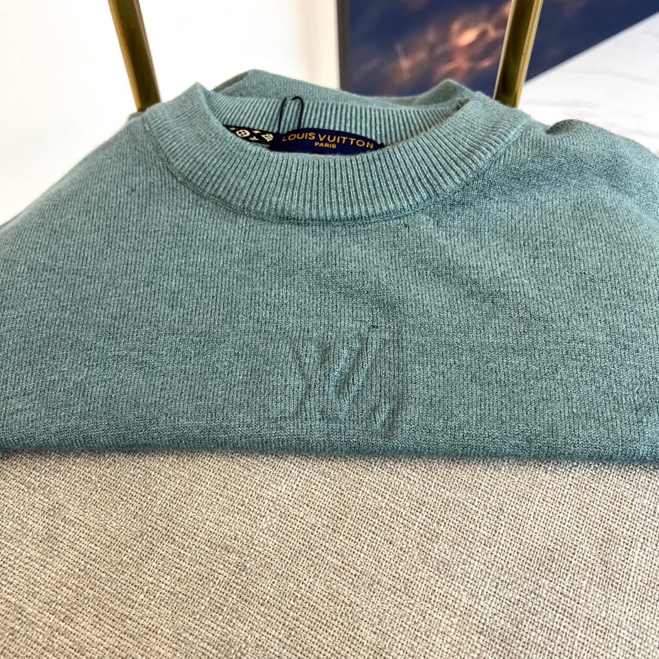 🌾1v威登、2025秋冬新季毛衣，圆领设计采用立体剪裁工艺，领口弧度精准贴合颈部线条。衣身采用100%初