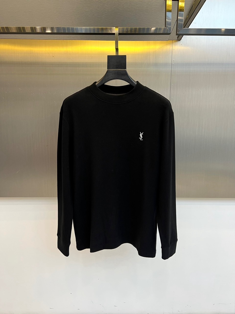 🌾Saint Laurent圣罗兰、2025秋冬长袖T恤系列，以标志性的摇滚内核重塑基础单品。系列呈现纯
